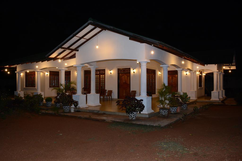 Hotel First House Mihintale Exterior foto